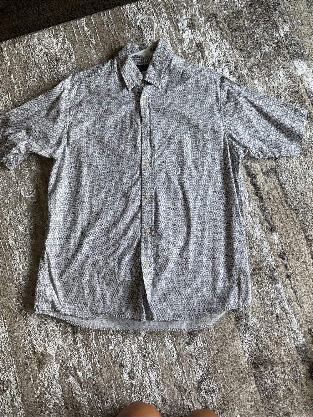 Roundtree & Yorke Short-Sleeve Button-Up Shirt - Light Gray Geometric Print